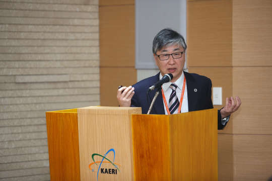 20일 대전 덕진동에 위치한 한국원자력연구원에서 중소형 원자로 스마트(SMART)에 대해 설명하는 최순 소형원자로개발단장. 사진=한국원자력연구원 제공